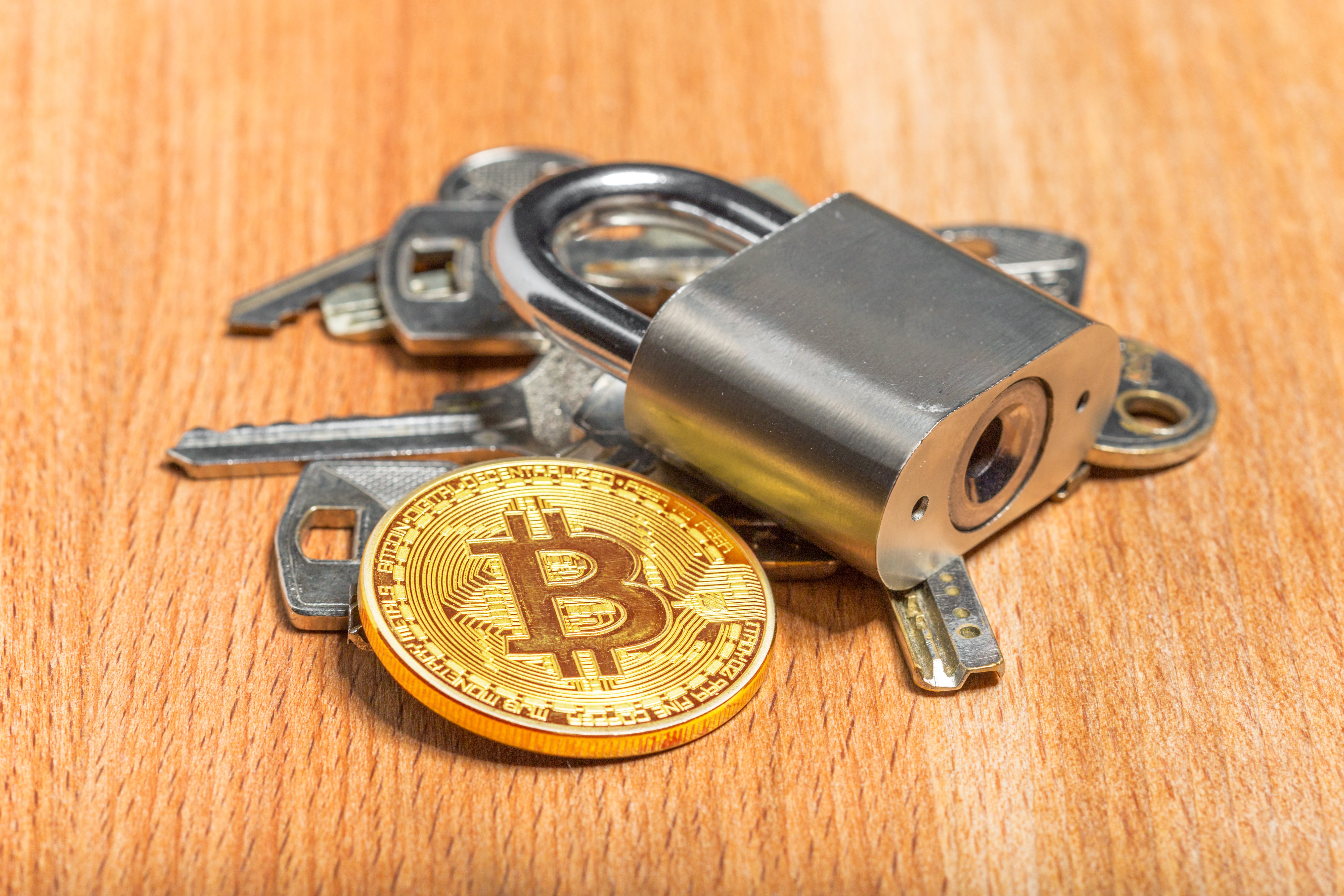 gold-bitcoin-padlock